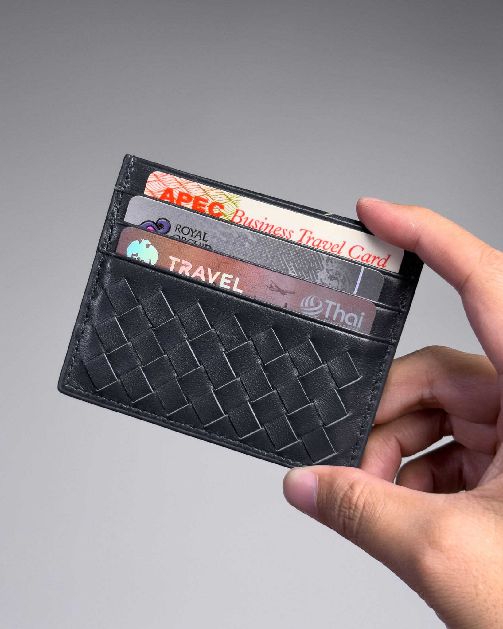 ใส่บัตรในซองใส่บัตรหนังสาน สีน้ำเงิน