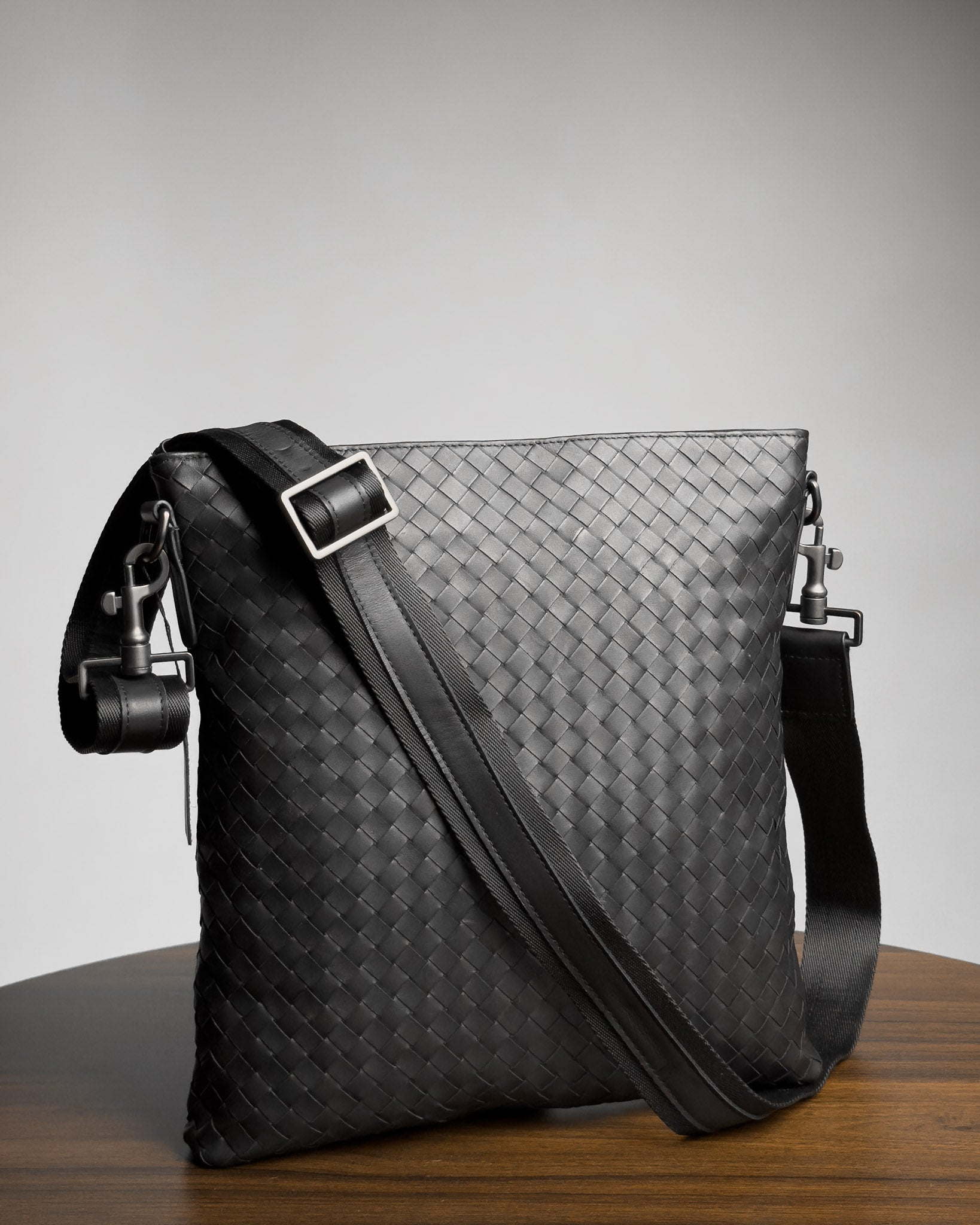 Saxon Messenger Bag กระเป๋าสะพายข้างหนังสานสีดำ พร้อมสายสะพาย มุมเต็มใบ