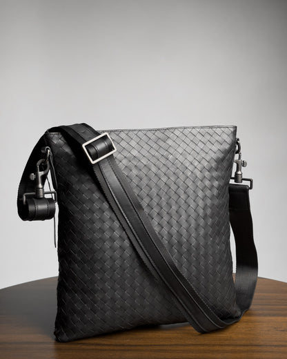 Saxon Messenger Bag กระเป๋าสะพายข้างหนังสานสีดำ พร้อมสายสะพาย มุมเต็มใบ