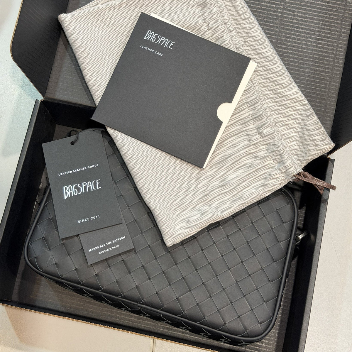 แพ็กเกจกระเป๋า Bagspace ด้านในกล่องมีถุงผ้าเก็บกระเป๋า การ์ด Leather Care และ hangtag (กระเป๋าในภาพเป็นตัวอย่าง)