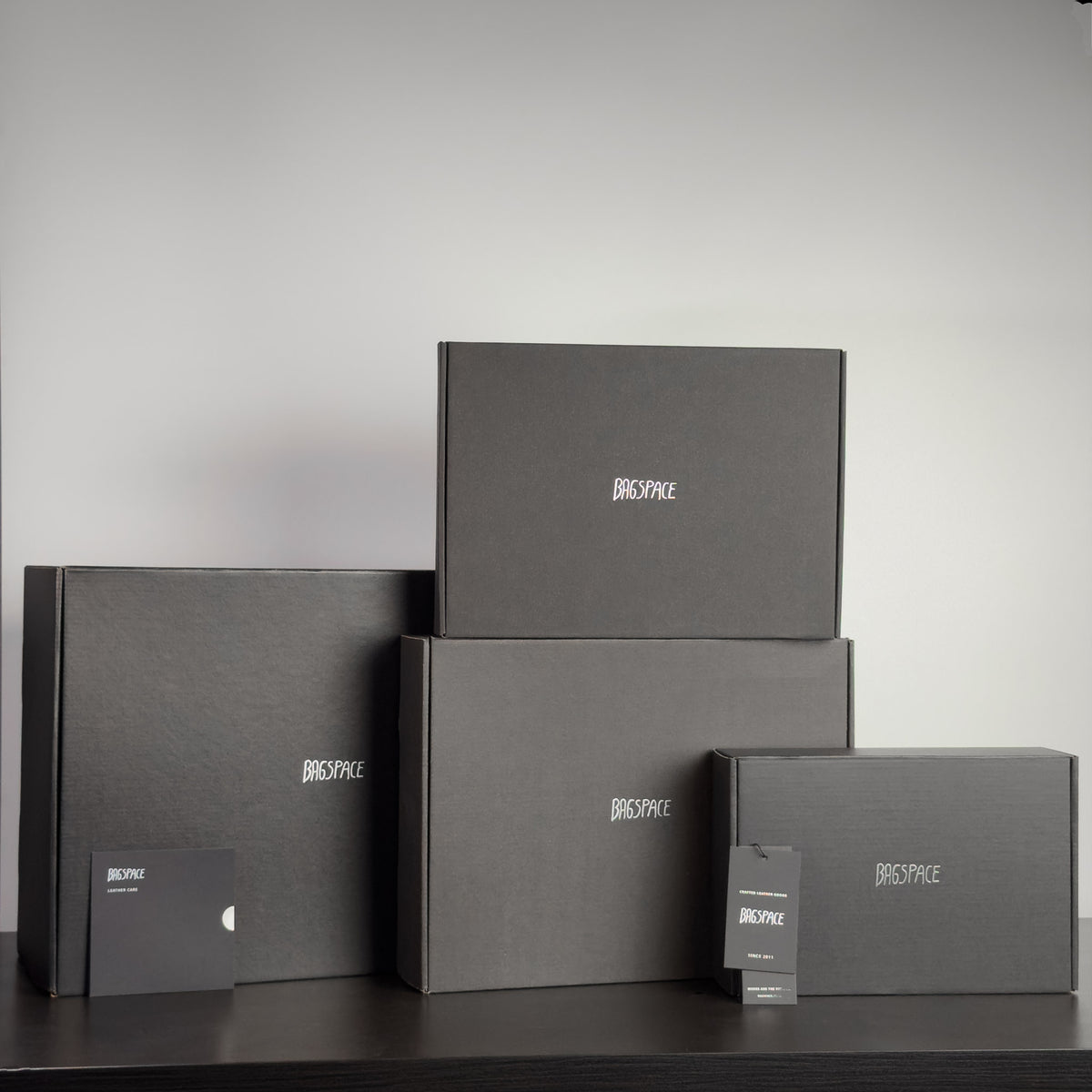 แพ็กเกจกล่อง Bagspace สำหรับกระเป๋าหนังแท้ พร้อมการ์ด Leather Care และ hangtag
