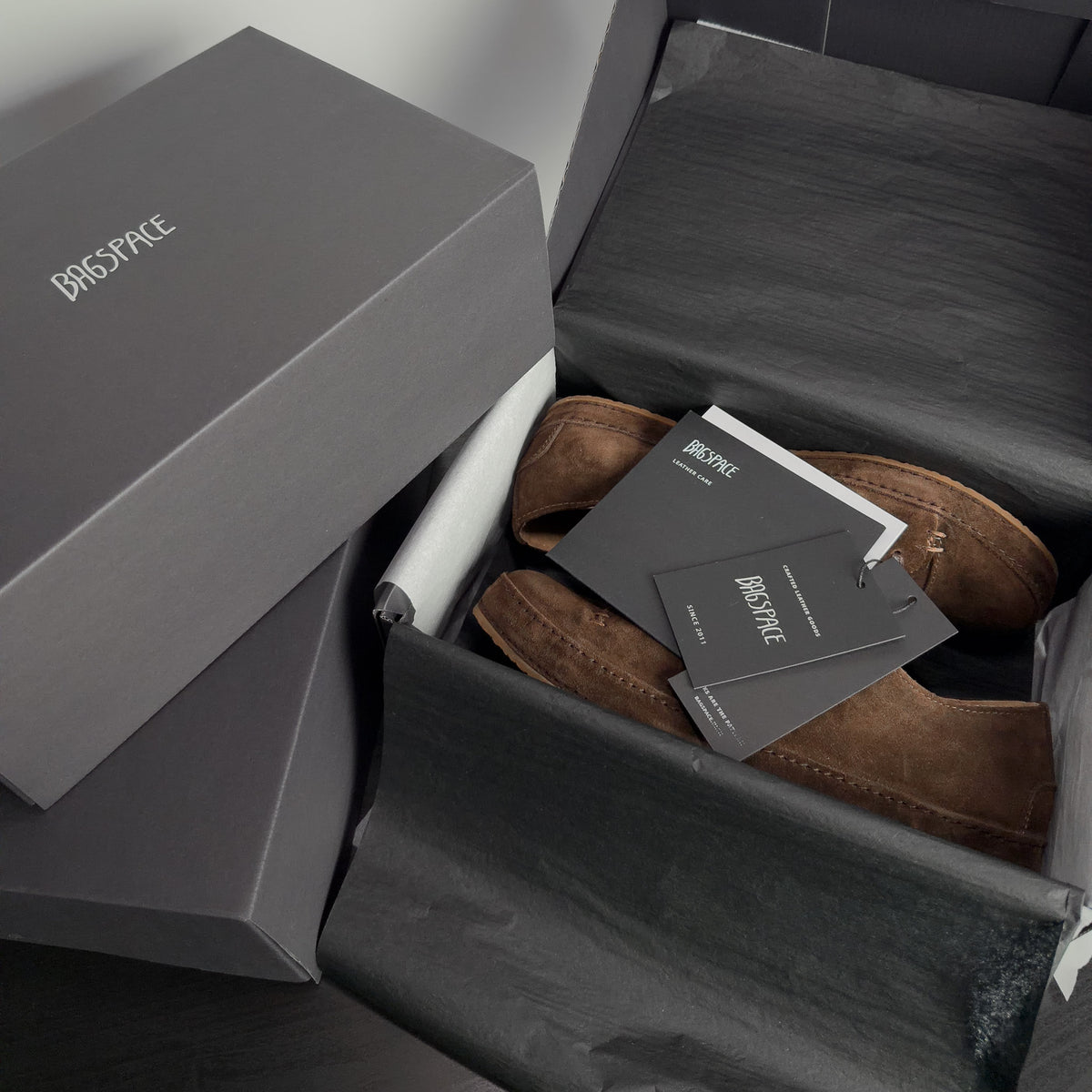 แพ็กเกจรองเท้า Bagspace กล่องรองเท้า ห่อกระดาษ พร้อมการ์ด Leather Care และ hangtag (รองเท้าในภาพเป็นตัวอย่าง)