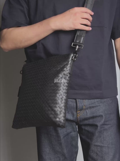 Saxon Flat Crossbody กระเป๋าสะพายข้างทรงแบน ใส่ไอแพดได้ แบบสานหนังวัวแท้