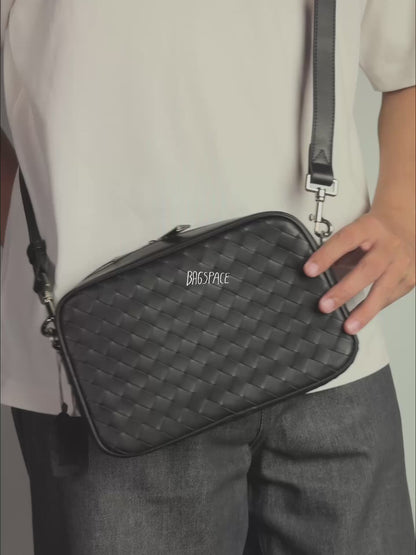 Saxon day-trip bag กระเป๋าสะพายข้างใบเล็ก แบบสานหนังวัวแท้