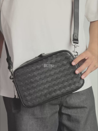 Saxon day-trip bag กระเป๋าสะพายข้างใบเล็ก แบบสานหนังวัวแท้