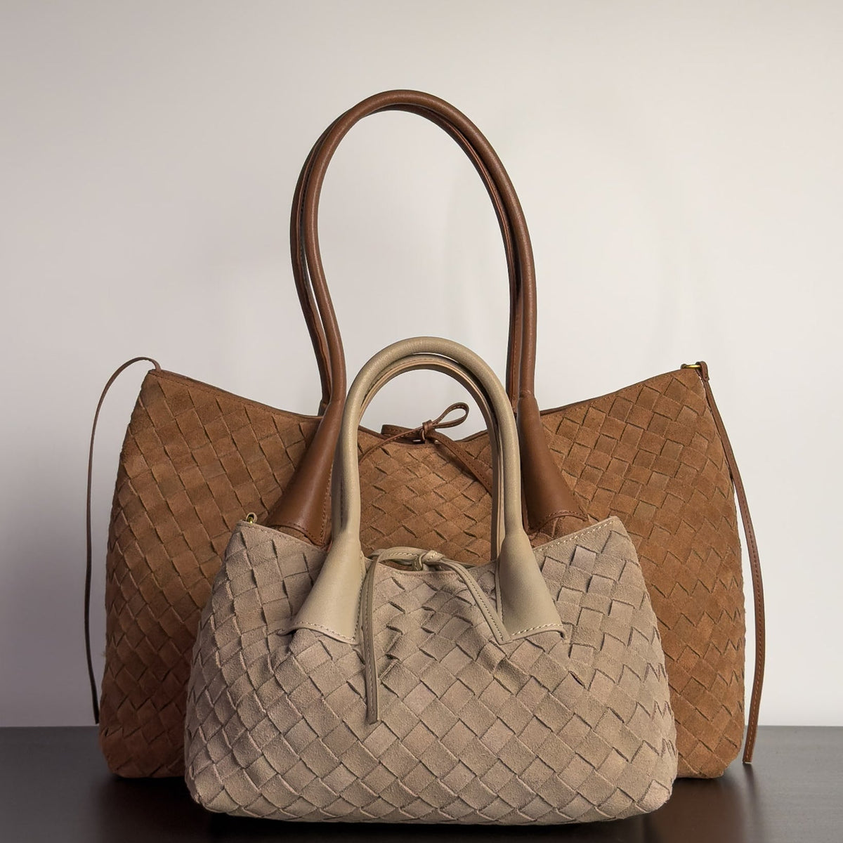 Siena Large Tote สี Caramel และ Mini Tote สี Taupe Grey วางซ้อนให้เห็นขนาดจริง Bagspace