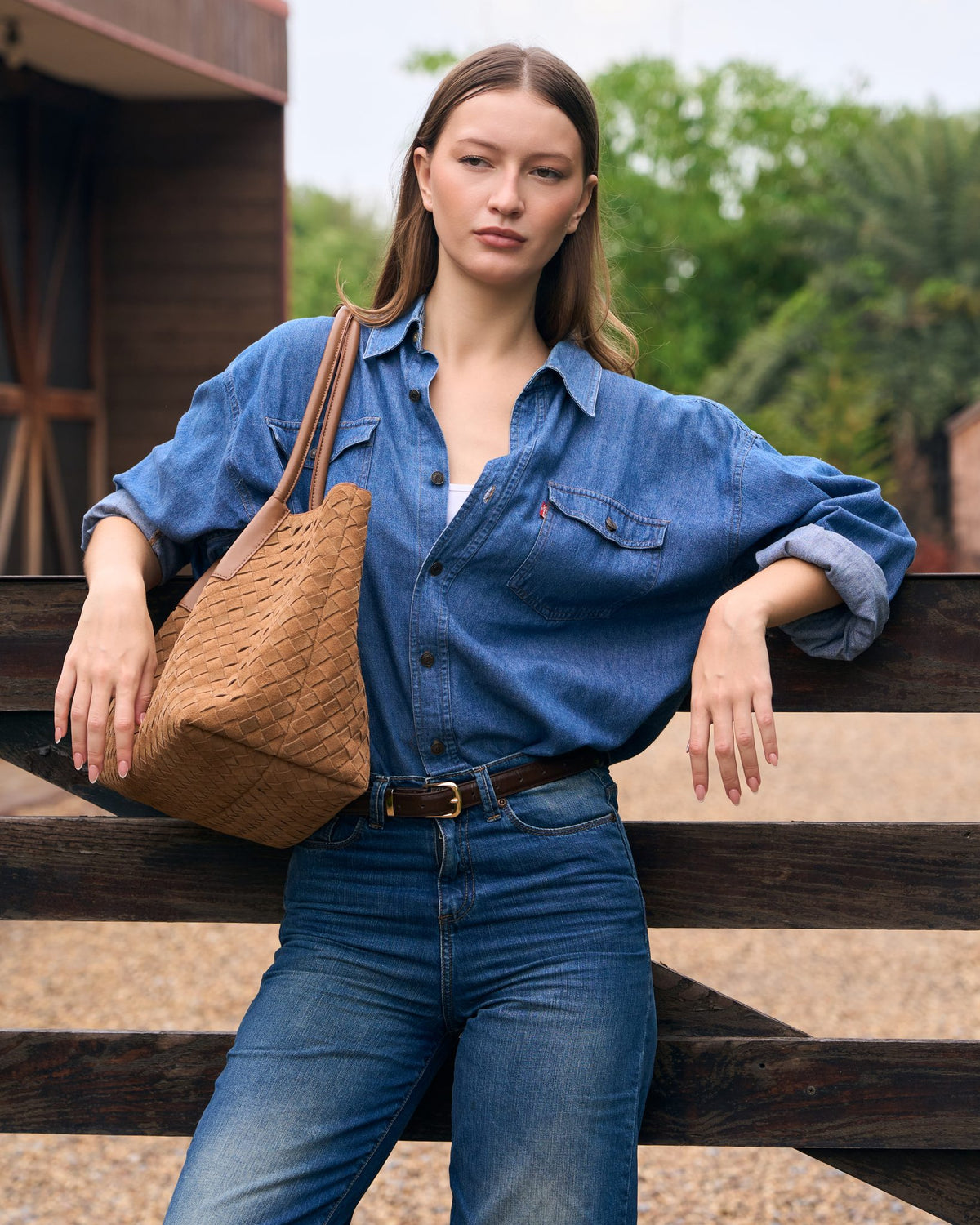Siena Large Tote กระเป๋าหนังกลับแท้ งานสาน สี Caramel คล้องไหล่ ยืนเห็นขนาดเทียบกับตัว Bagspace
