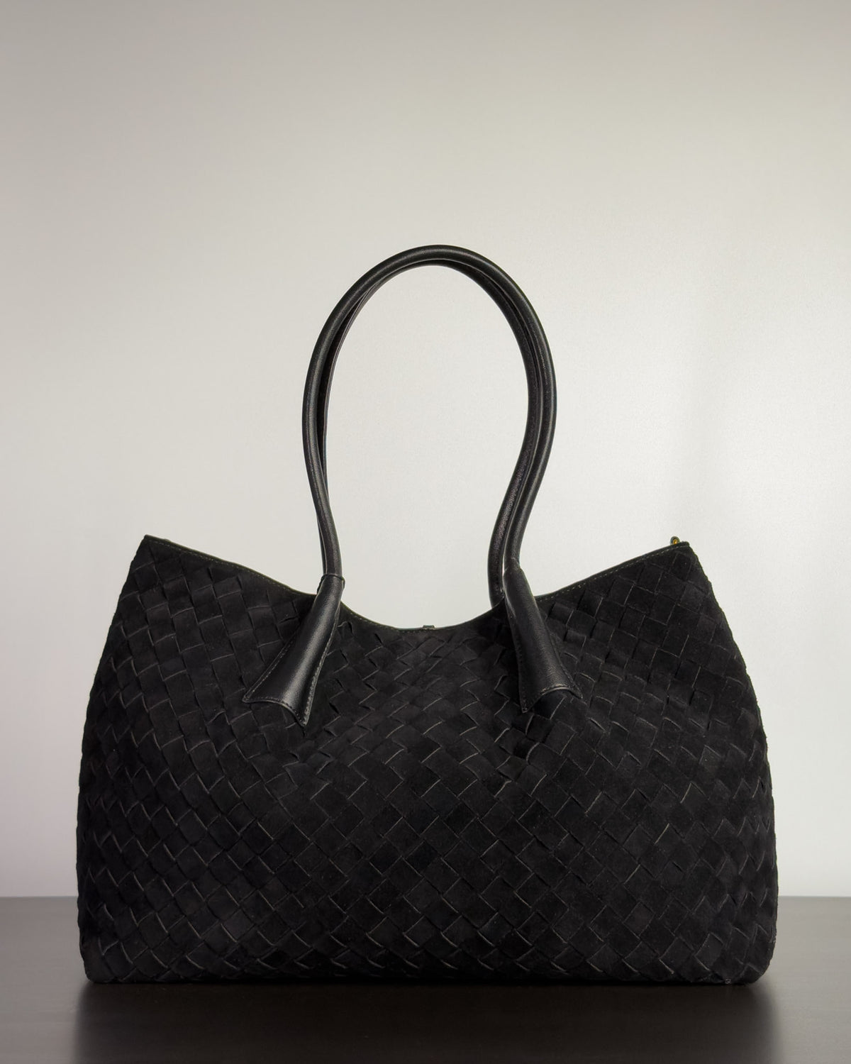 Siena Large Tote กระเป๋าหนังกลับแท้ งานสาน สี Obsidian Black ด้านหน้า Bagspace