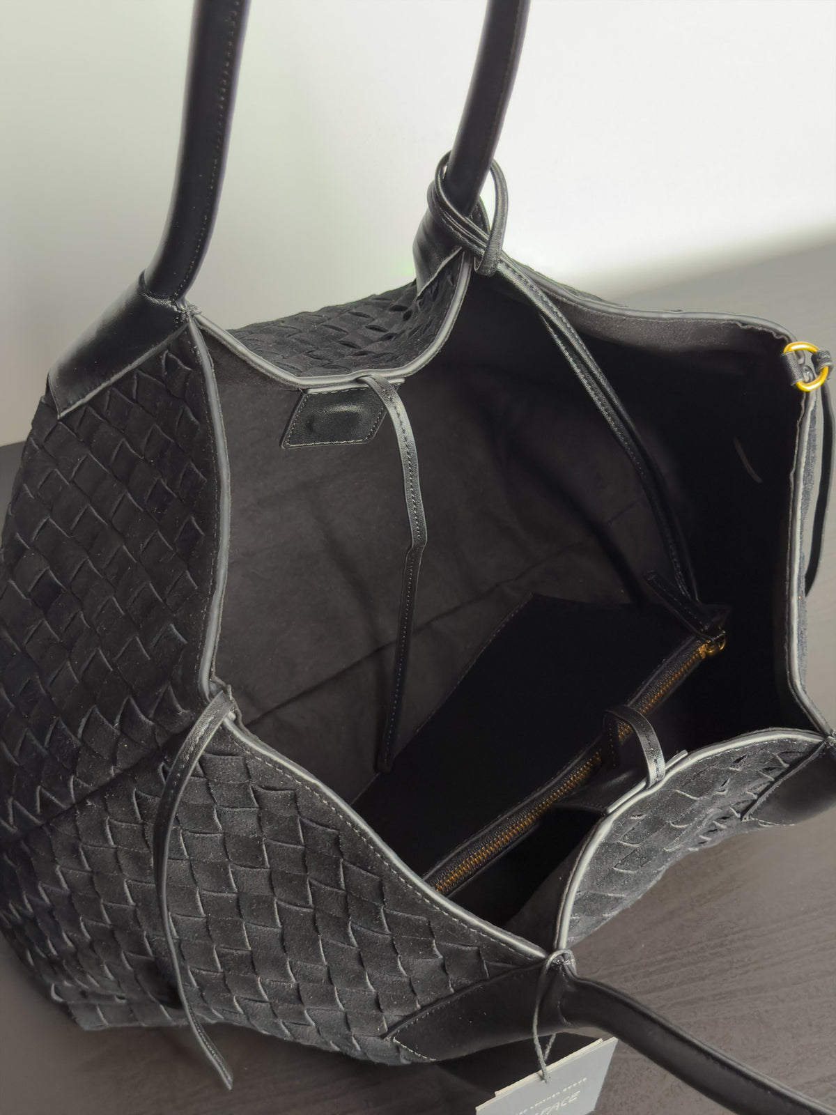 Siena Large Tote กระเป๋าหนังกลับแท้ งานสาน สี Obsidian Black ด้านใน ช่องหลักและซองซิปถอดได้ Bagspace