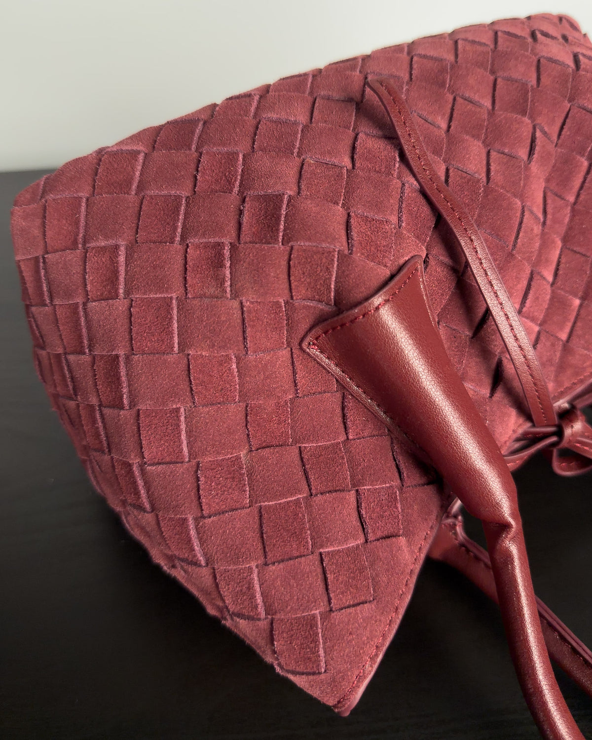 Siena Mini Tote กระเป๋าหนังกลับแท้ งานสาน สี Burgundy ใกล้ผิวหนังกลับและหูหิ้ว Bagspace