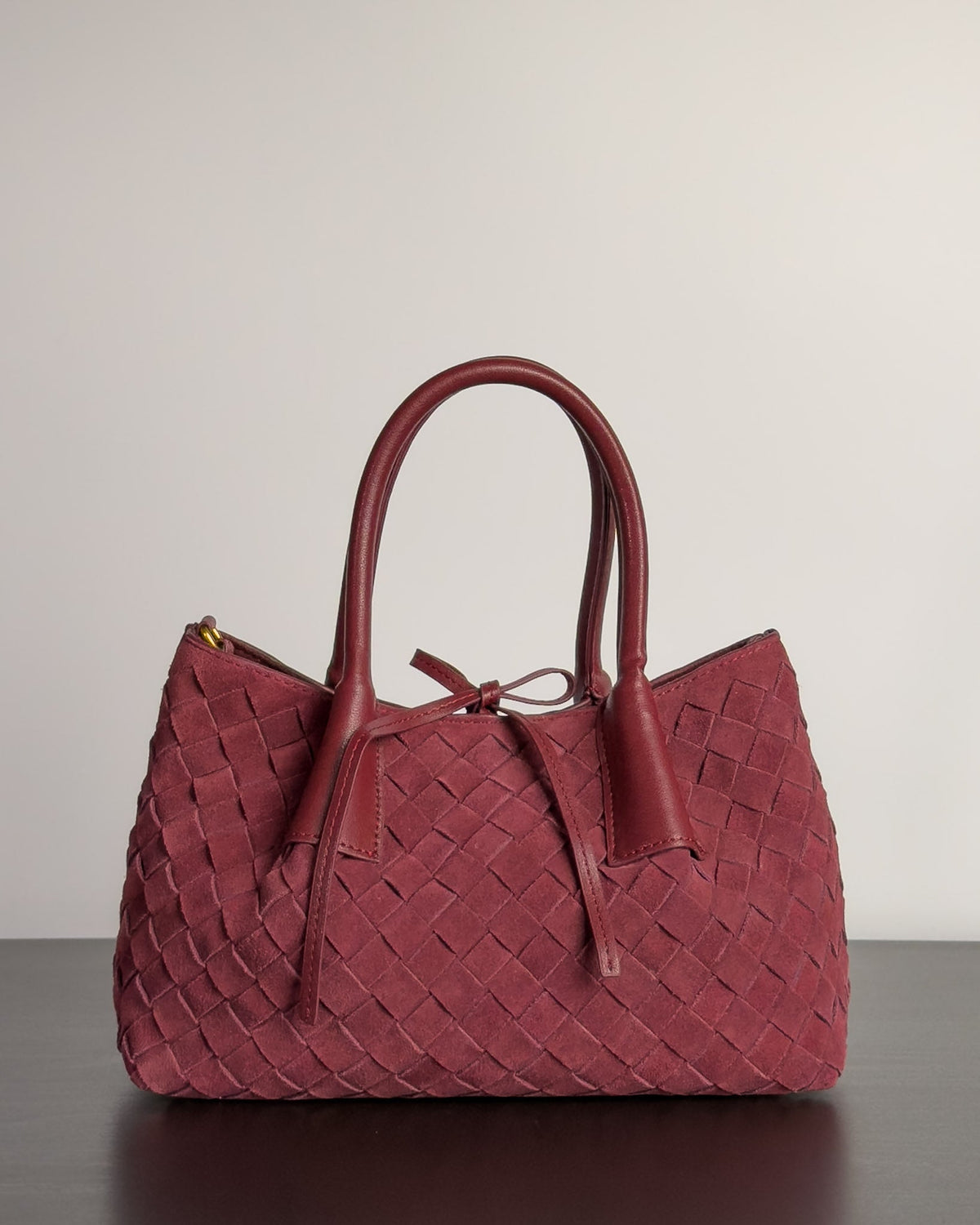 Siena Mini Tote กระเป๋าหนังกลับแท้ งานสาน สี Burgundy ด้านหน้า Bagspace