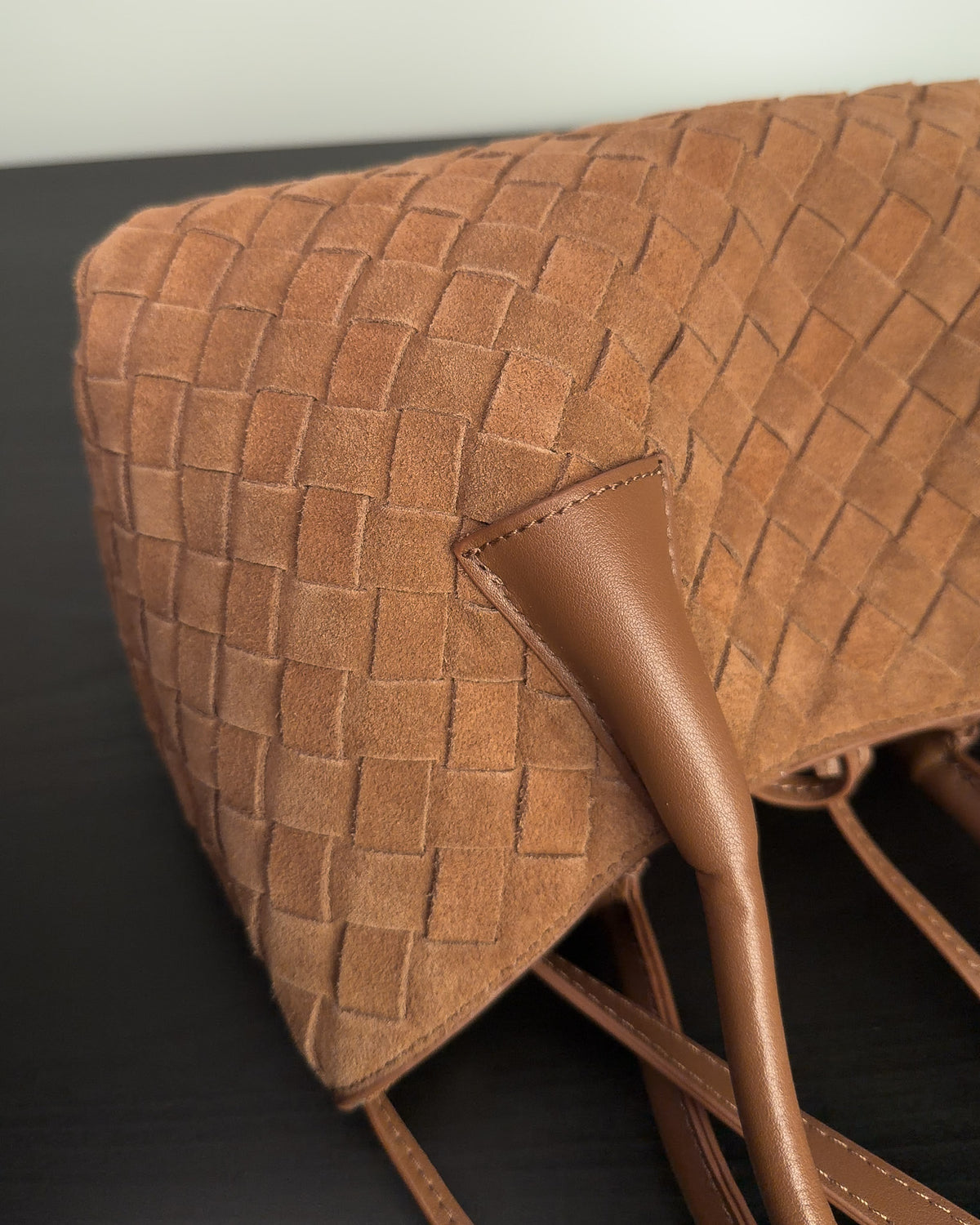 Siena Mini Tote กระเป๋าหนังกลับแท้ งานสาน สี Caramel ใกล้ผิวหนังกลับและหูหิ้ว Bagspace