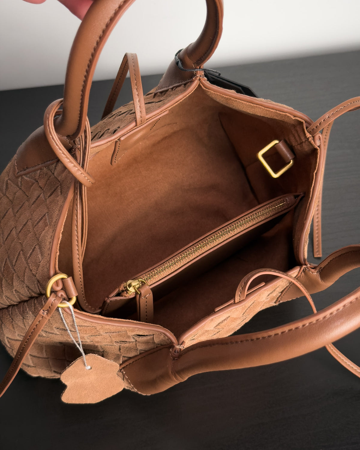 Siena Mini Tote กระเป๋าหนังกลับแท้ งานสาน สี Caramel ด้านใน ช่องหลักและซองซิปถอดได้ Bagspace