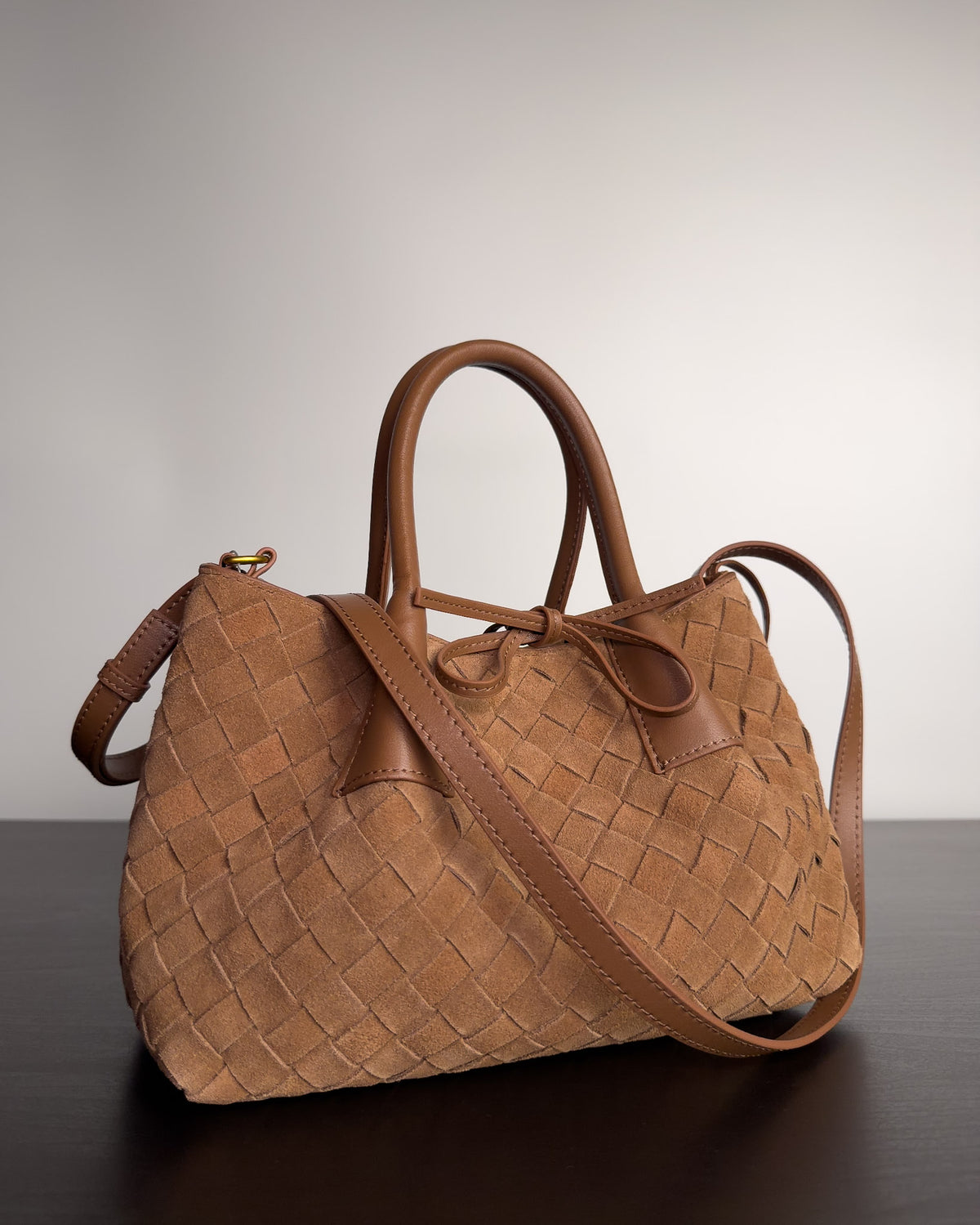 Siena Mini Tote กระเป๋าหนังกลับแท้ งานสาน สี Caramel มุมเฉียง พร้อมสายสะพายหนัง Bagspace