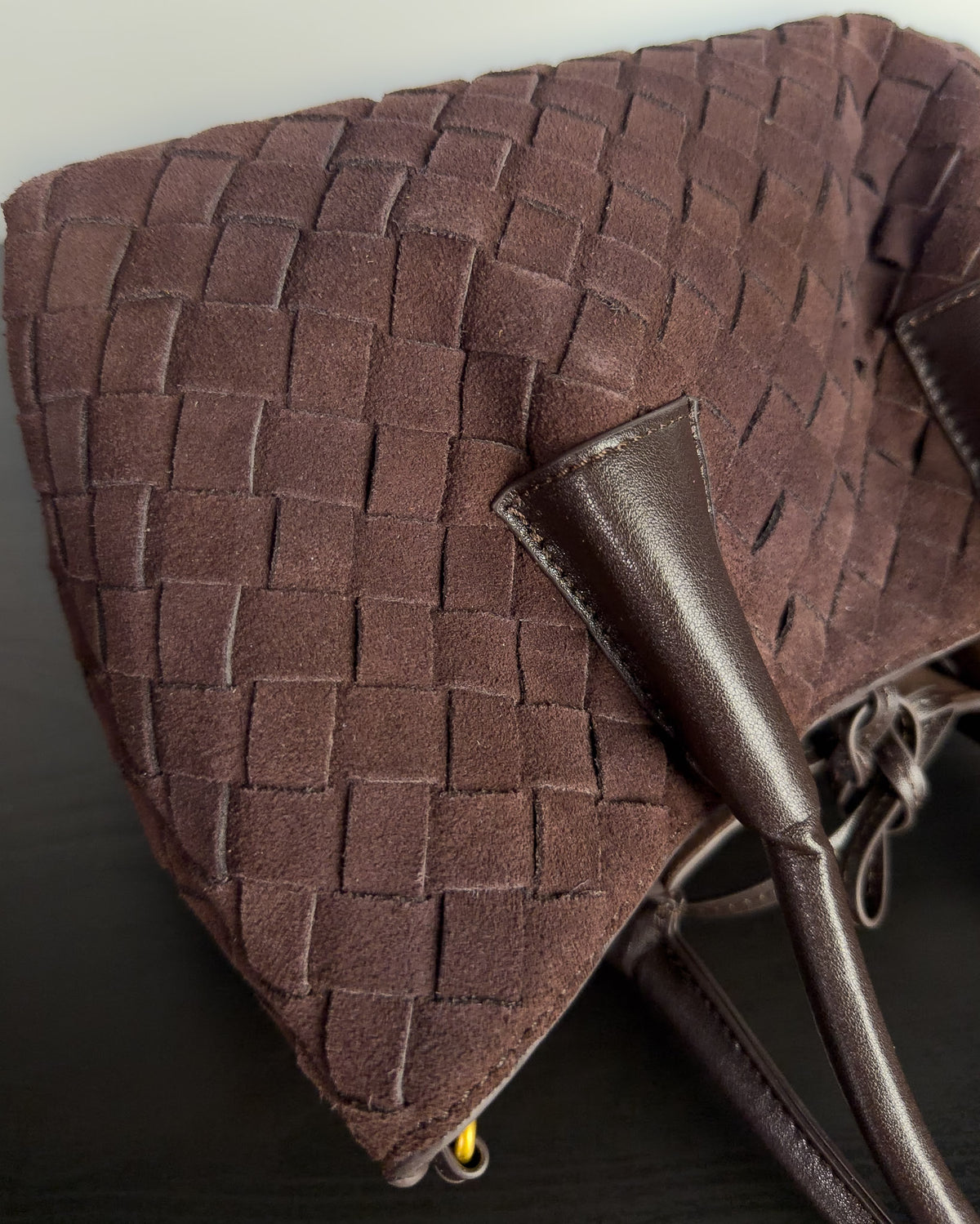 Siena Mini Tote กระเป๋าหนังกลับแท้ งานสาน สี Espresso Brown ใกล้ผิวหนังกลับและหูหิ้ว Bagspace
