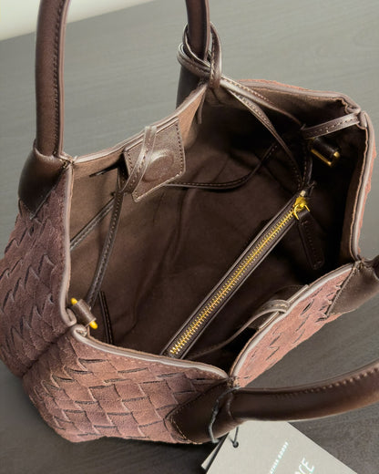 Siena Mini Tote กระเป๋าหนังกลับแท้ งานสาน สี Espresso Brown ด้านใน ช่องหลักและซองซิปถอดได้ Bagspace