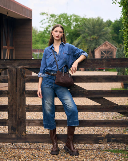 Siena Mini Tote กระเป๋าหนังกลับแท้ งานสาน สี Espresso Brown สะพายข้างลำตัว เห็นขนาดเทียบทั้งตัว Bagspace
