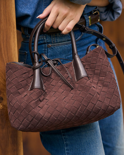 Siena Mini Tote กระเป๋าหนังกลับแท้ งานสาน สี Espresso Brown ถือหูด้วยมือ เห็นลายสานใกล้ๆ Bagspace