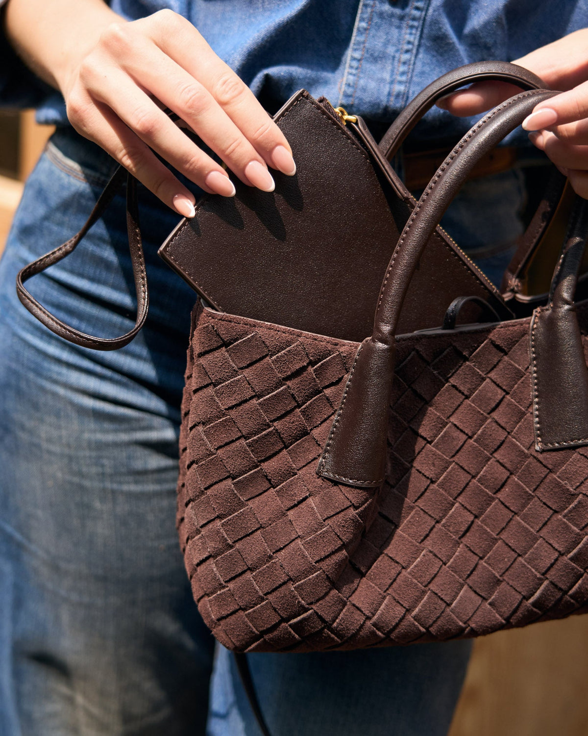 Siena Mini Tote กระเป๋าหนังกลับแท้ งานสาน สี Espresso Brown หยิบซองซิปถอดได้ออกจากกระเป๋า Bagspace