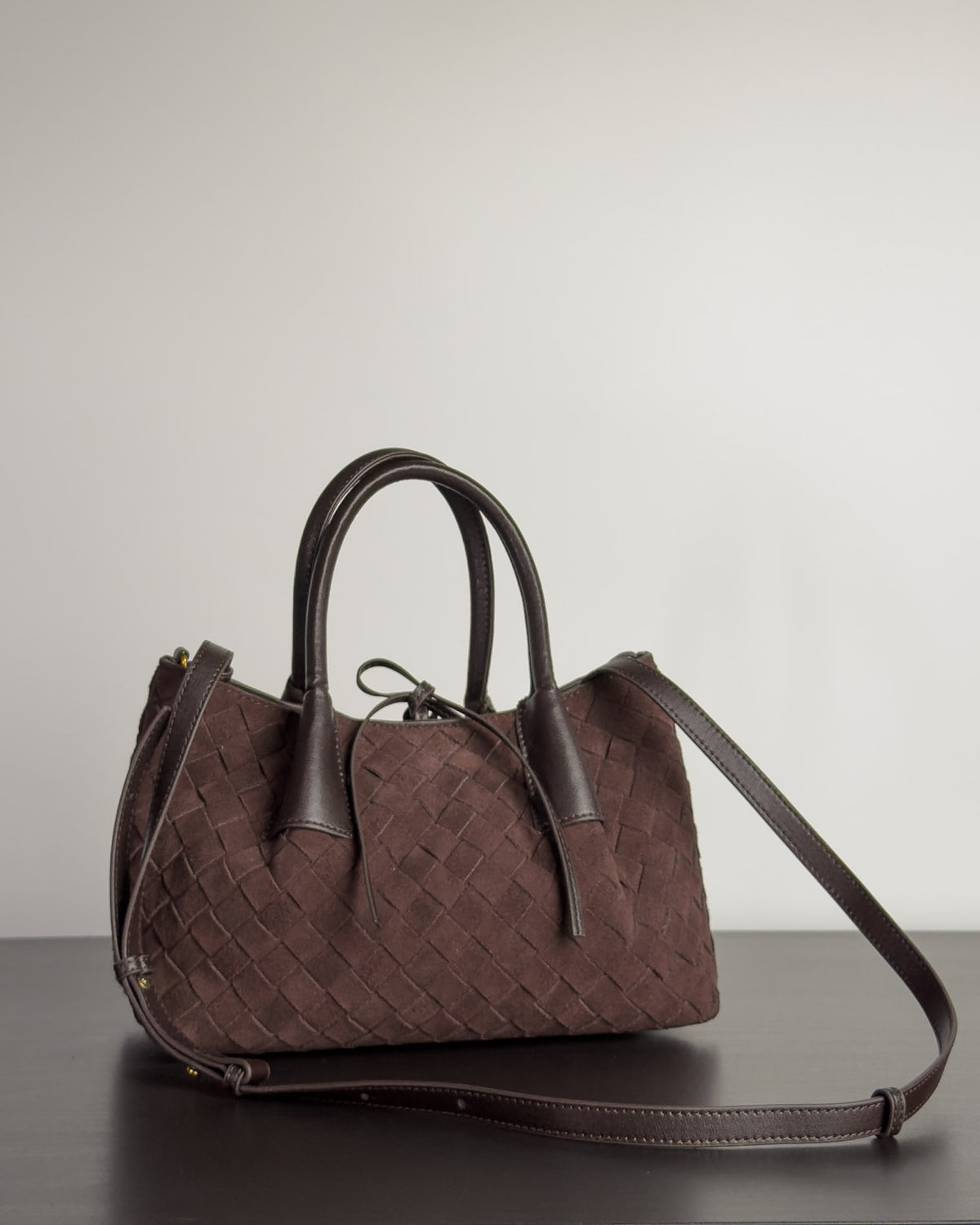 Siena Mini Tote กระเป๋าหนังกลับแท้ งานสาน สี Espresso Brown มุมเฉียง พร้อมสายสะพายหนัง Bagspace