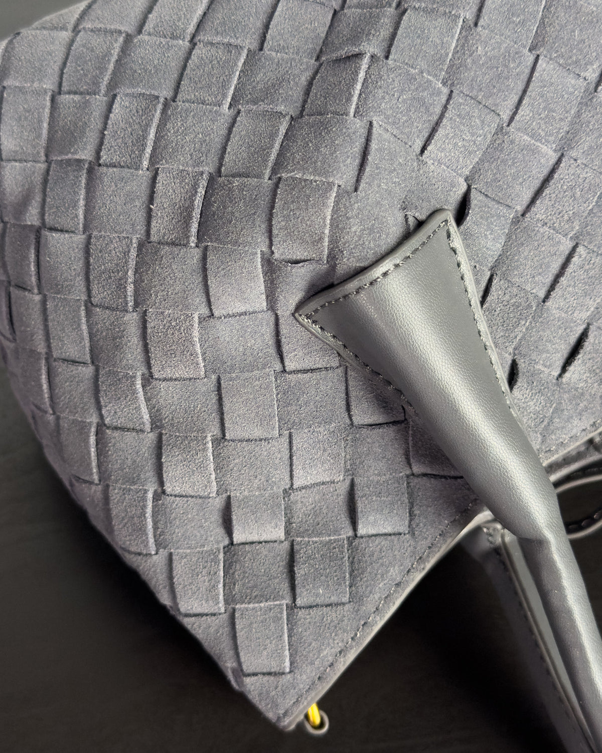 Siena Mini Tote กระเป๋าหนังกลับแท้ งานสาน สี Graphite Grey ใกล้ผิวหนังกลับและหูหิ้ว Bagspace