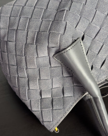 Siena Mini Tote กระเป๋าหนังกลับแท้ งานสาน สี Graphite Grey ใกล้ผิวหนังกลับและหูหิ้ว Bagspace