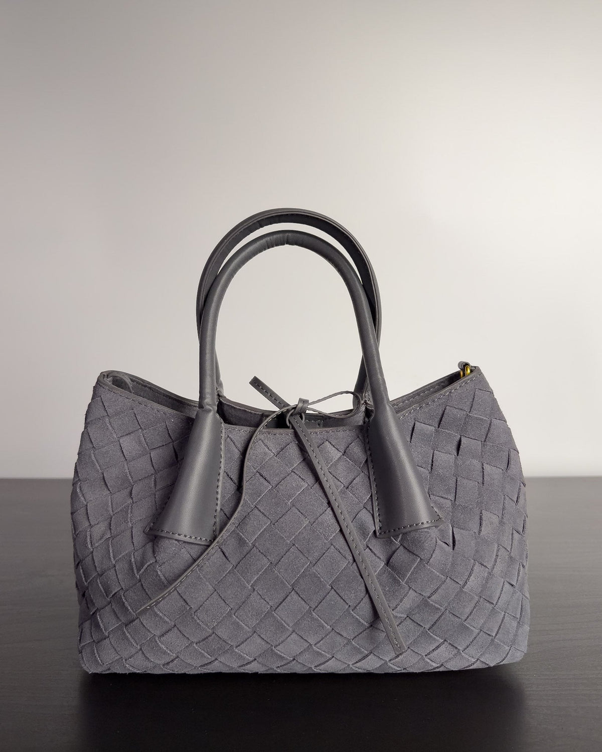 Siena Mini Tote กระเป๋าหนังกลับแท้ งานสาน สี Graphite Grey ด้านหน้า Bagspace