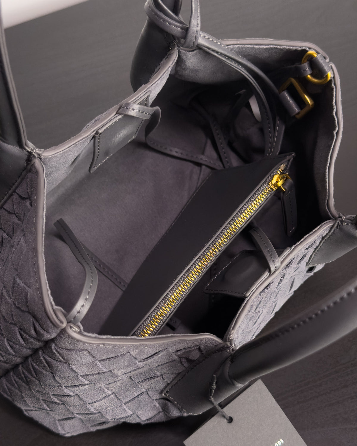 Siena Mini Tote กระเป๋าหนังกลับแท้ งานสาน สี Graphite Grey ด้านใน ช่องหลักและซองซิปถอดได้ Bagspace