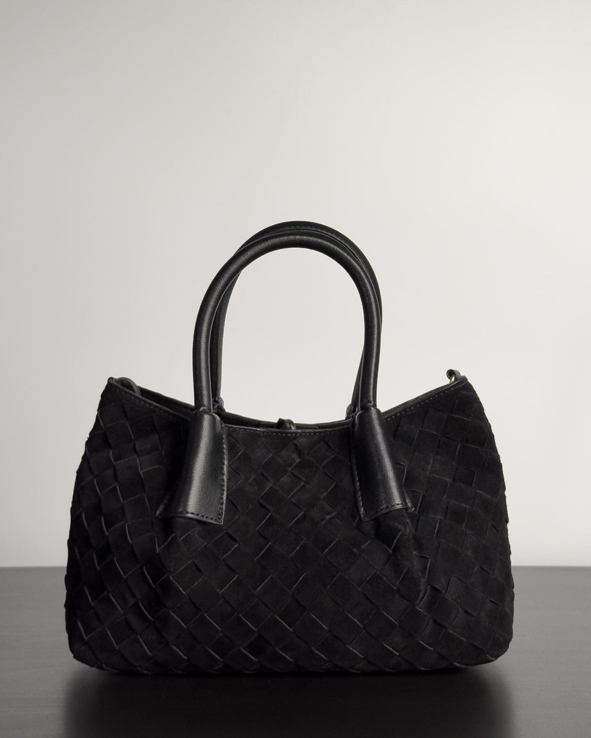 Siena Mini Tote กระเป๋าหนังกลับแท้ งานสาน สี Obsidian Black ด้านหน้า Bagspace