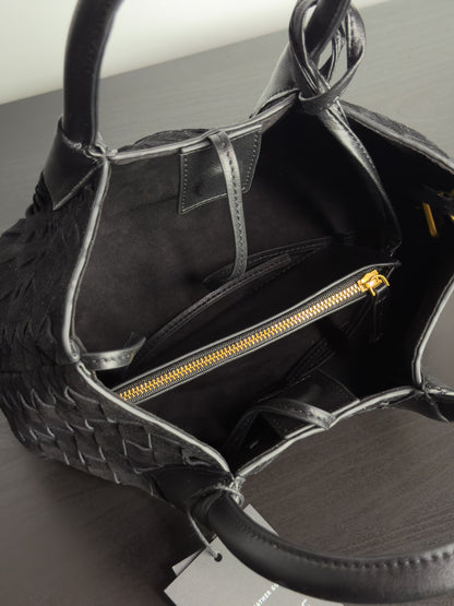 Siena Mini Tote กระเป๋าหนังกลับแท้ งานสาน สี Obsidian Black ด้านใน ช่องหลักและซองซิปถอดได้ Bagspace