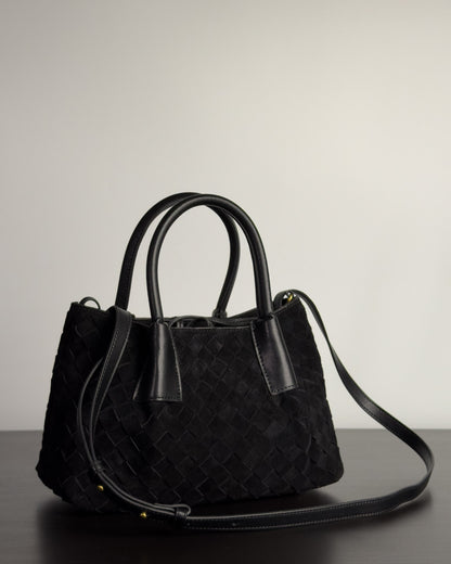 Siena Mini Tote กระเป๋าหนังกลับแท้ งานสาน สี Obsidian Black มุมเฉียง พร้อมสายสะพายหนัง Bagspace
