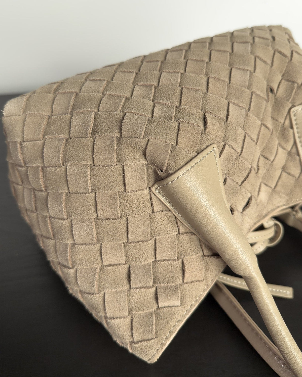 Siena Mini Tote กระเป๋าหนังกลับแท้ งานสาน สี Taupe Grey ใกล้ผิวหนังกลับและหูหิ้ว Bagspace