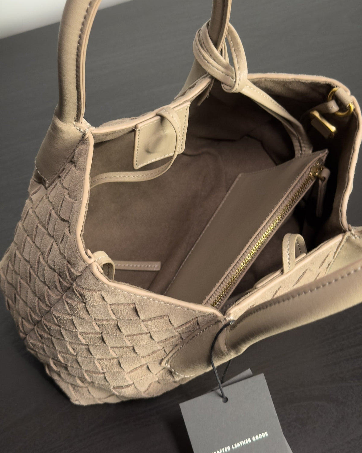 Siena Mini Tote กระเป๋าหนังกลับแท้ งานสาน สี Taupe Grey ด้านใน ช่องหลักและซองซิปถอดได้ Bagspace