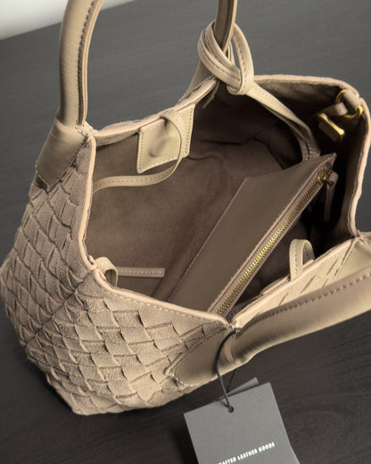 Siena Mini Tote กระเป๋าหนังกลับแท้ งานสาน สี Taupe Grey ด้านใน ช่องหลักและซองซิปถอดได้ Bagspace